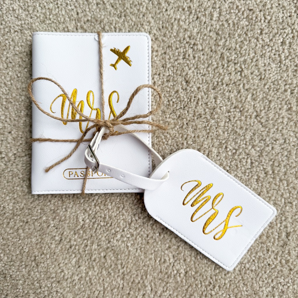 Nwot Mrs Luggage Tag And Passport Book